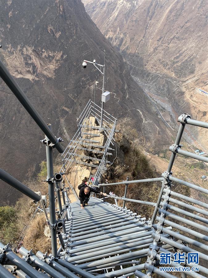 （在習(xí)近平新時(shí)代中國特色社會(huì)主義思想指引下&mdash;&mdash;新時(shí)代新作為新篇章&middot;習(xí)近平總書記關(guān)切事&middot;圖文互動(dòng)）（2）啃下最后的硬骨頭&mdash;&mdash;脫貧攻堅(jiān)掛牌督戰(zhàn)進(jìn)行時(shí)