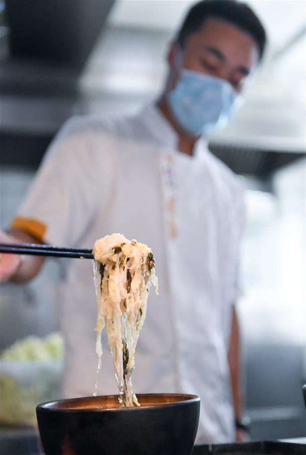 （在習近平新時代中國特色社會主義思想指引下&mdash;&mdash;新時代新作為新篇章&middot;習近平總書記關切事&middot;圖文互動）（1）讓&ldquo;舌尖上的節(jié)約&rdquo;成為習慣&mdash;&mdash;全社會營造浪費可恥、節(jié)約為榮的氛圍掃描