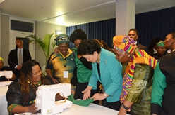 劉延東出席全國婦聯(lián)向非國大婦聯(lián)捐贈縫紉機儀式