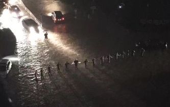 暴雨中的&ldquo;最美人墻&rdquo;找到了！