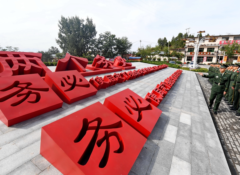 全面從嚴(yán)治黨，以更高能力和水平引領(lǐng)新時(shí)代