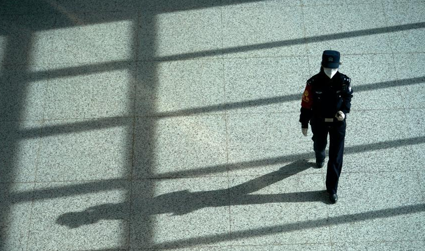 為抗疫，這個(gè)警察家庭同城相望