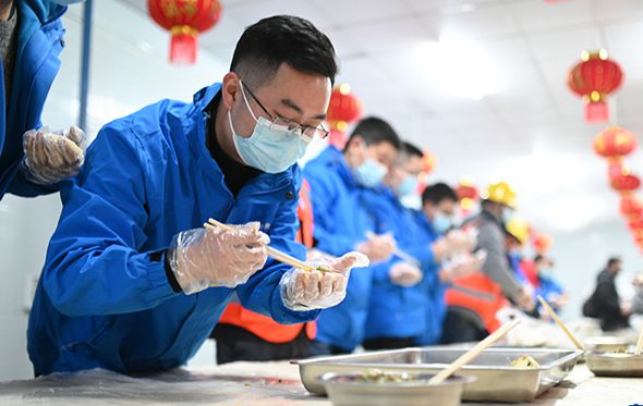【新春走基層】&ldquo;火雷兄弟&rdquo;武漢工地過(guò)小年