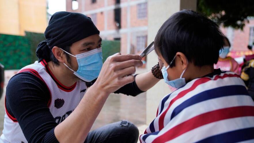 &ldquo;胡子哥哥&rdquo;愛(ài)心義剪為留守兒童送溫暖