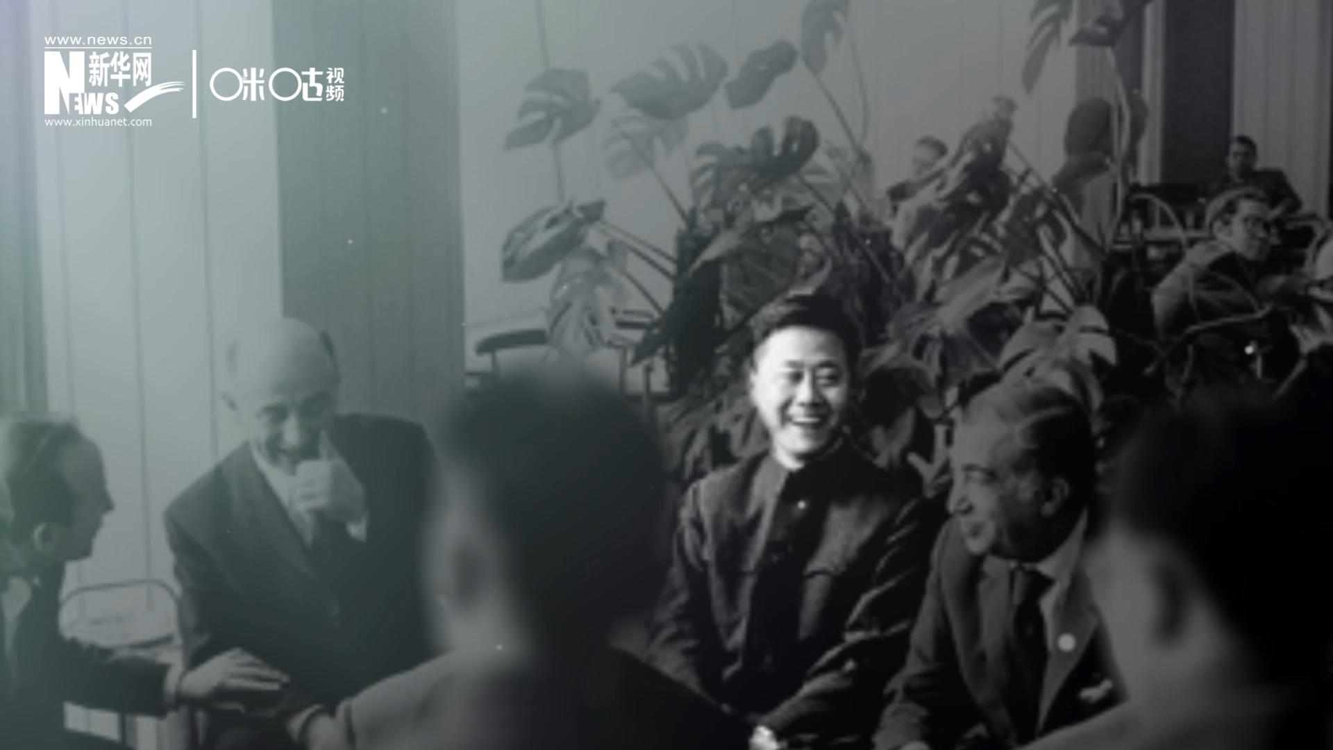 照片里的這個(gè)人是高梁，原新華社國際部記者。原本作為代表團(tuán)隨行記者的他接到通知，由他帶領(lǐng)一支先遣小組先行去紐約。