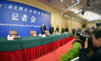 尚福林、劉士余、項(xiàng)俊波等步入會(huì)場(chǎng)