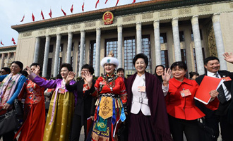 閉幕會后，代表走出人民大會堂