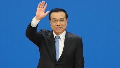 記者會結(jié)束后，李克強(qiáng)揮手致意