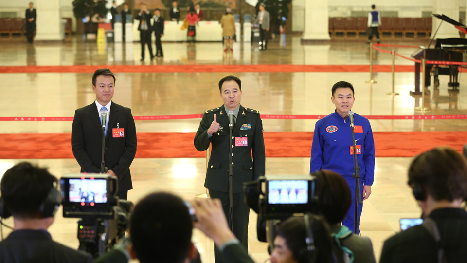 趙宏博、景海鵬、唐嘉陵代表接受采訪