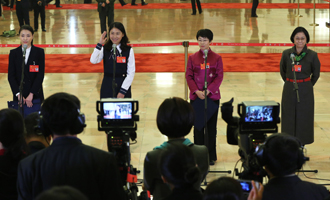 吳敏霞、杜玉濤、蒙曼、盧麗安代表接受采訪