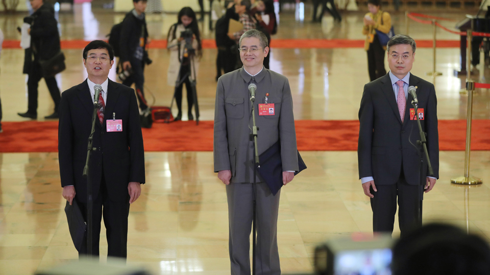 吳曉光、胡偉武、金東寒代表接受采訪