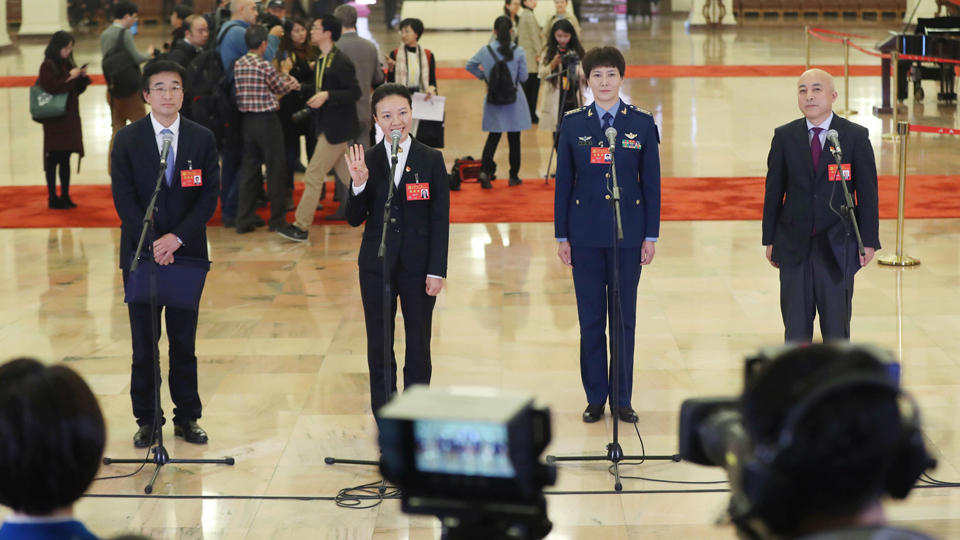 王辰、楊潔、劉文力、王旭東代表接受采訪