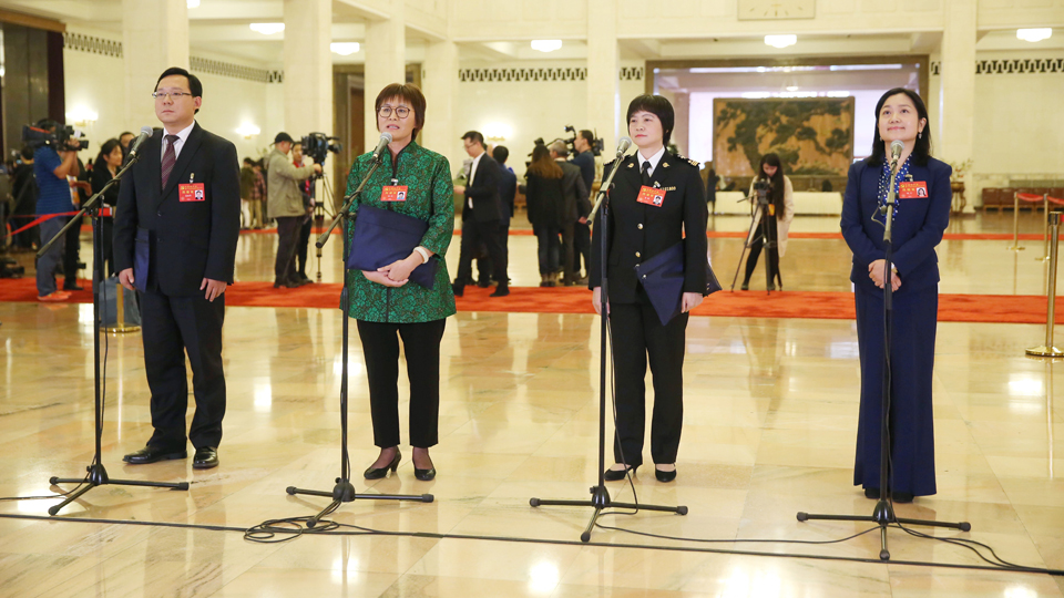 蔣成華、邵蕓、甘露、周宇代表接受采訪