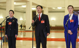 李貝、裴春亮、丁寧代表接受采訪