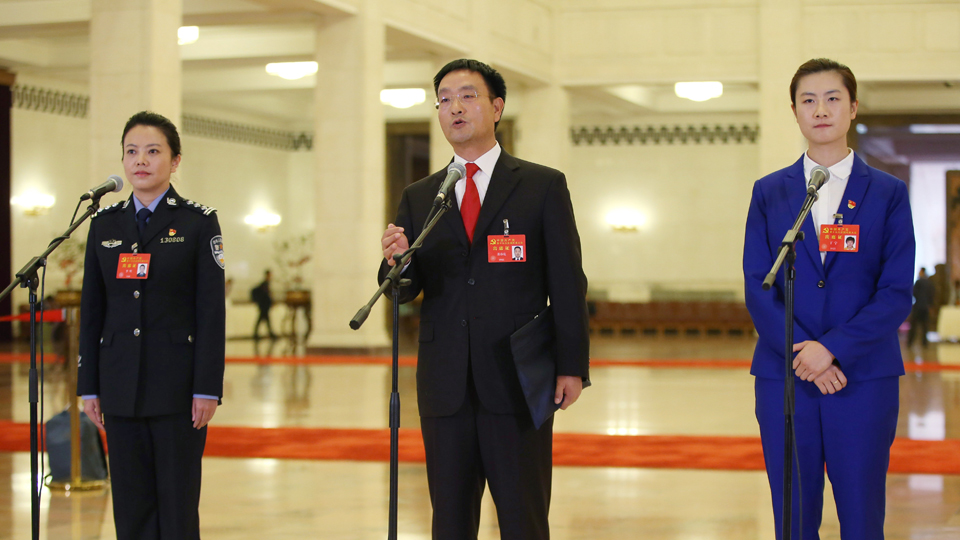 李貝、裴春亮、丁寧代表接受采訪