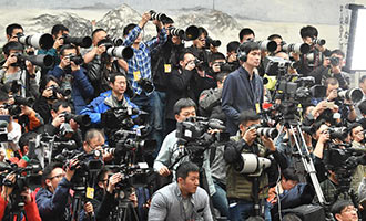 記者在現(xiàn)場(chǎng)采訪(fǎng)