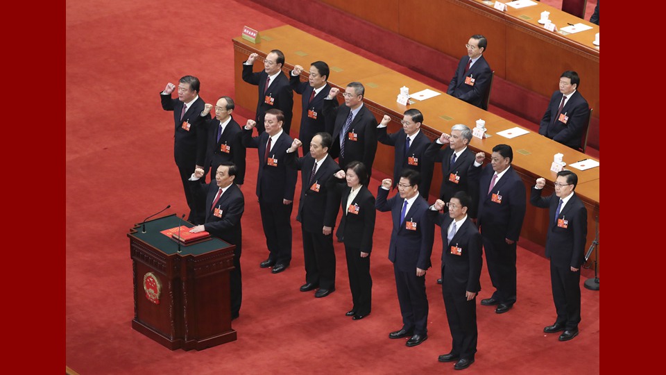 新當(dāng)選的全國(guó)人大常委會(huì)副委員長(zhǎng)、秘書長(zhǎng)進(jìn)行憲法宣誓