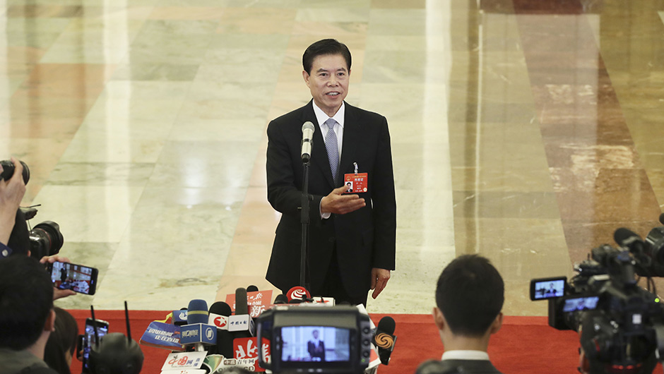 商務(wù)部部長(zhǎng)鐘山接受采訪(fǎng)