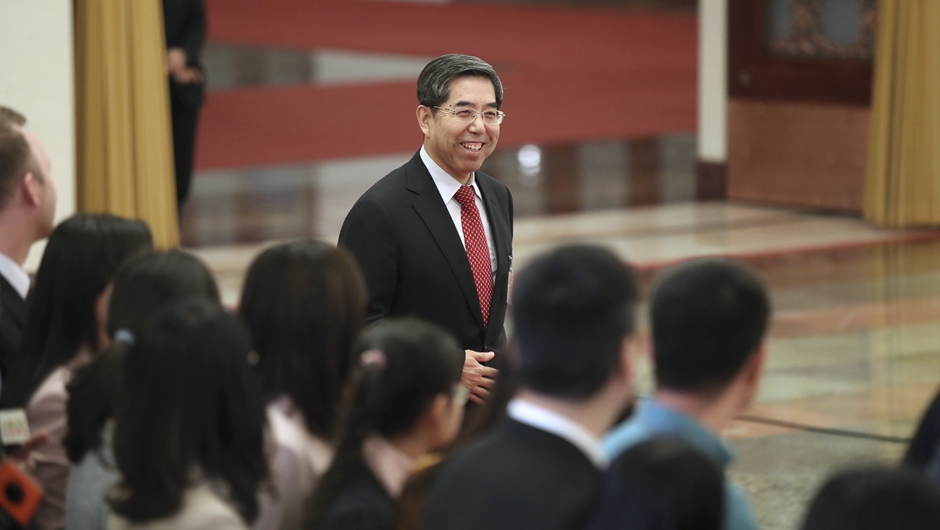 馬建堂步入&ldquo;部長(zhǎng)通道&rdquo;，準(zhǔn)備接受采訪