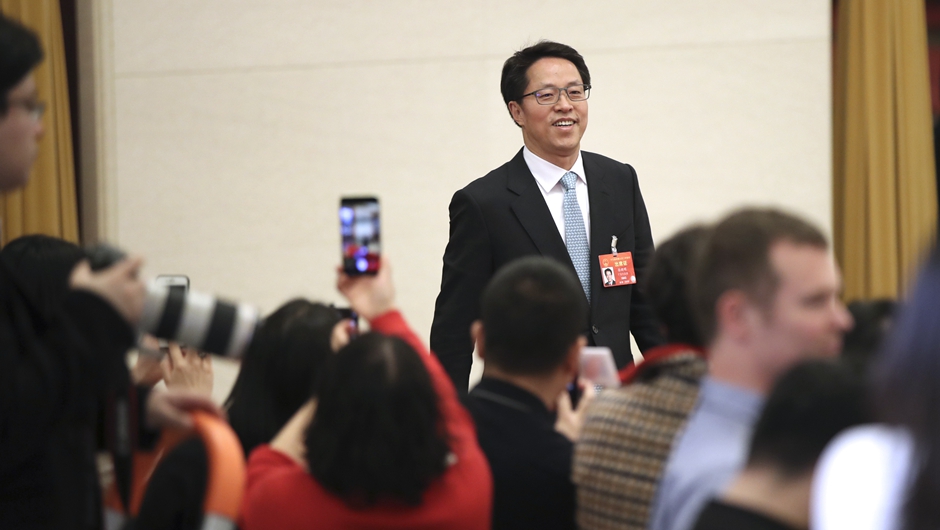 張曉明步入&ldquo;部長(zhǎng)通道&rdquo;，準(zhǔn)備接受采訪