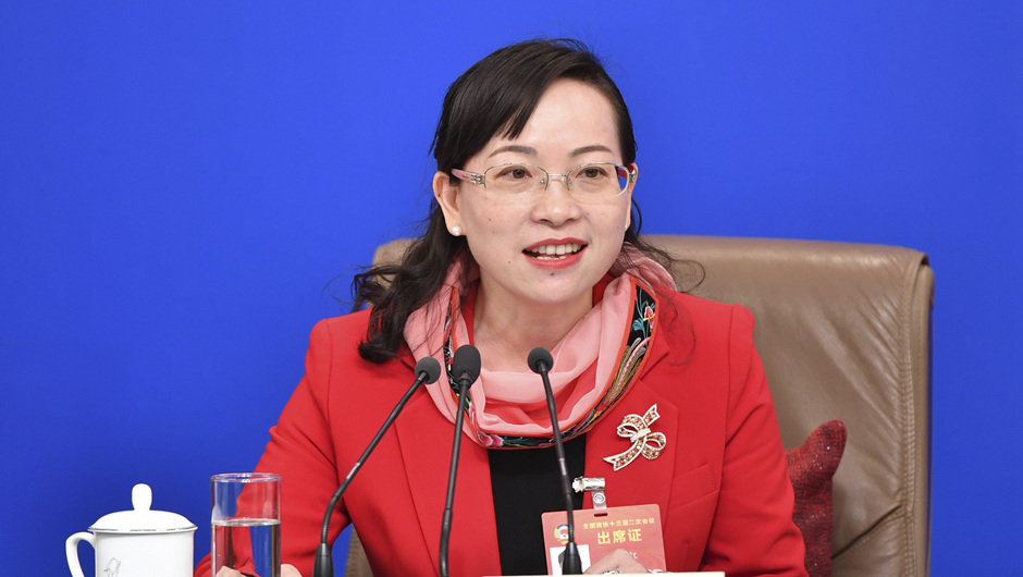 全國(guó)政協(xié)委員、湖南省湘西土家族苗族自治州政協(xié)副主席 石紅