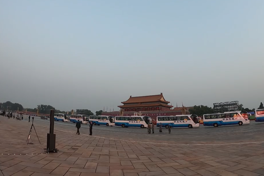 10月1日清晨的天安門城樓和長(zhǎng)安街，燈火通明，正在準(zhǔn)備慶祝大會(huì)的工作人員雖然緊張忙碌，但仍顯得井然有序