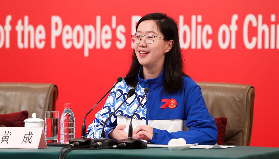 志愿者代表、清華大學經濟管理學院四年級博士生黃成介紹相關情況