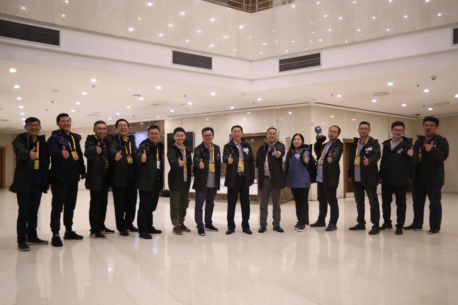 新華網(wǎng)國(guó)慶前方報(bào)道團(tuán)隊(duì)，出發(fā)啦！