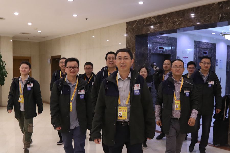 新華網(wǎng)國(guó)慶前方報(bào)道團(tuán)隊(duì)，出發(fā)啦！