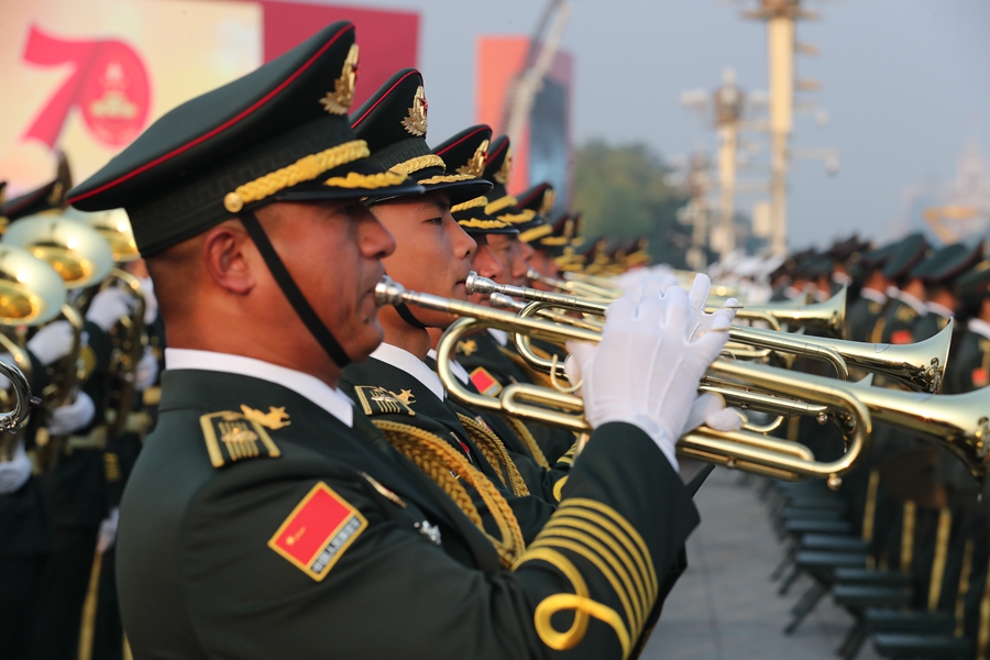 解放軍聯(lián)合軍樂團(tuán)在廣場(chǎng)就位后進(jìn)行準(zhǔn)備工作和試奏。據(jù)了解，解放軍聯(lián)合軍樂團(tuán)此次演奏是從開國(guó)大典至今歷次閱兵以來演奏曲目最多的一次，不少曲目是為此次閱兵量身打造的全新作品，此次也是歷次女演奏員最多的一次。