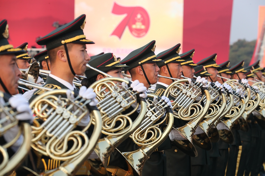 解放軍聯(lián)合軍樂團(tuán)在廣場(chǎng)就位后進(jìn)行準(zhǔn)備工作和試奏。據(jù)了解，解放軍聯(lián)合軍樂團(tuán)此次演奏是從開國(guó)大典至今歷次閱兵以來演奏曲目最多的一次，不少曲目是為此次閱兵量身打造的全新作品，此次也是歷次女演奏員最多的一次。