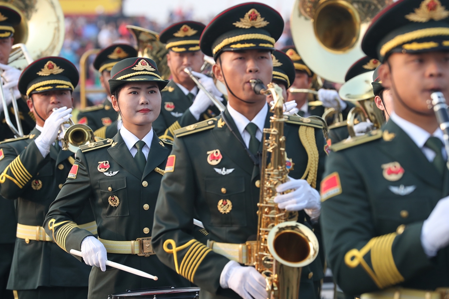 解放軍聯(lián)合軍樂團(tuán)在廣場(chǎng)就位后進(jìn)行準(zhǔn)備工作和試奏。據(jù)了解，解放軍聯(lián)合軍樂團(tuán)此次演奏是從開國(guó)大典至今歷次閱兵以來演奏曲目最多的一次，不少曲目是為此次閱兵量身打造的全新作品，此次也是歷次女演奏員最多的一次。