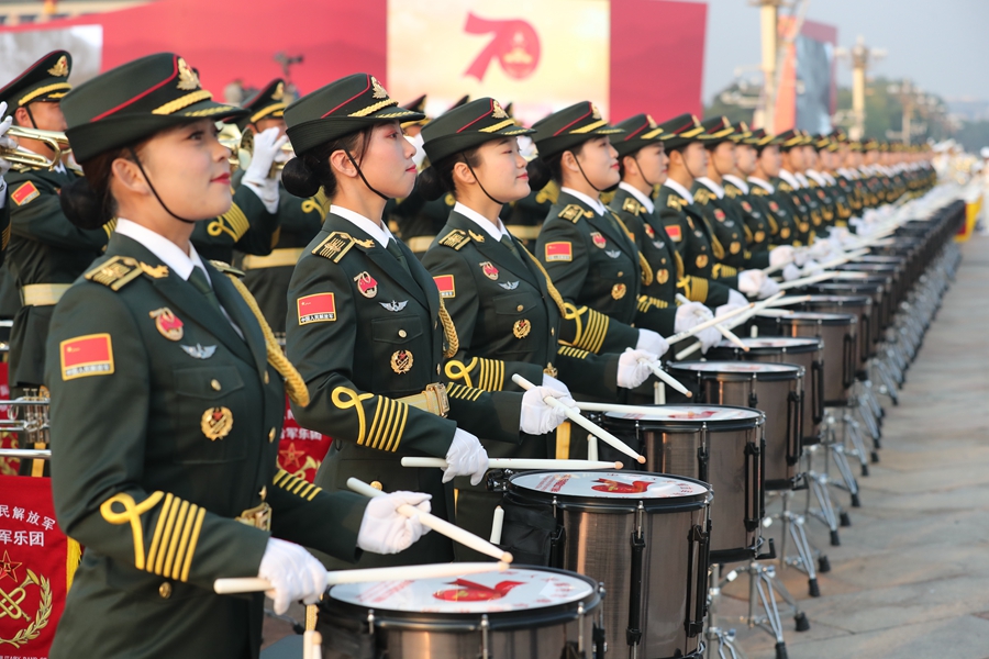 解放軍聯(lián)合軍樂團(tuán)在廣場(chǎng)就位后進(jìn)行準(zhǔn)備工作和試奏。據(jù)了解，解放軍聯(lián)合軍樂團(tuán)此次演奏是從開國(guó)大典至今歷次閱兵以來演奏曲目最多的一次，不少曲目是為此次閱兵量身打造的全新作品，此次也是歷次女演奏員最多的一次。