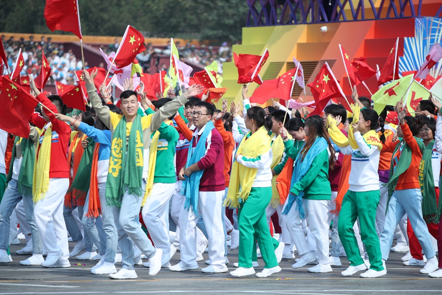 群眾大游行，歡樂的海洋！