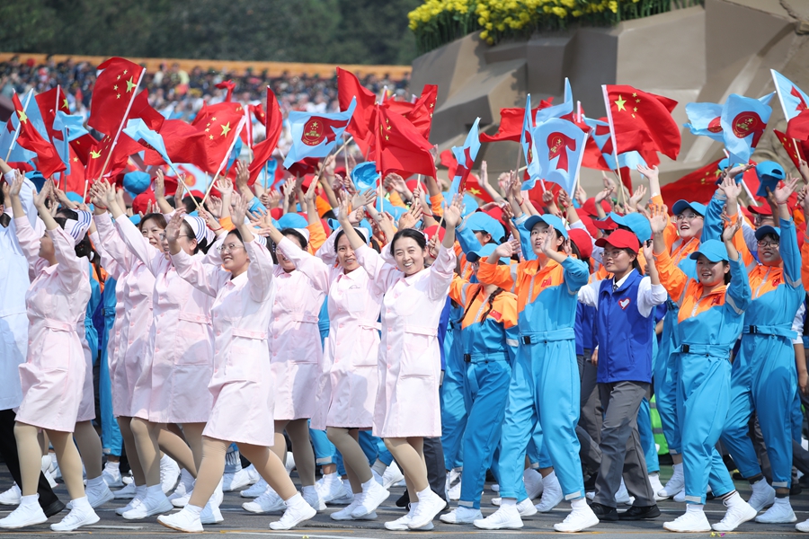 群眾大游行，歡樂的海洋！