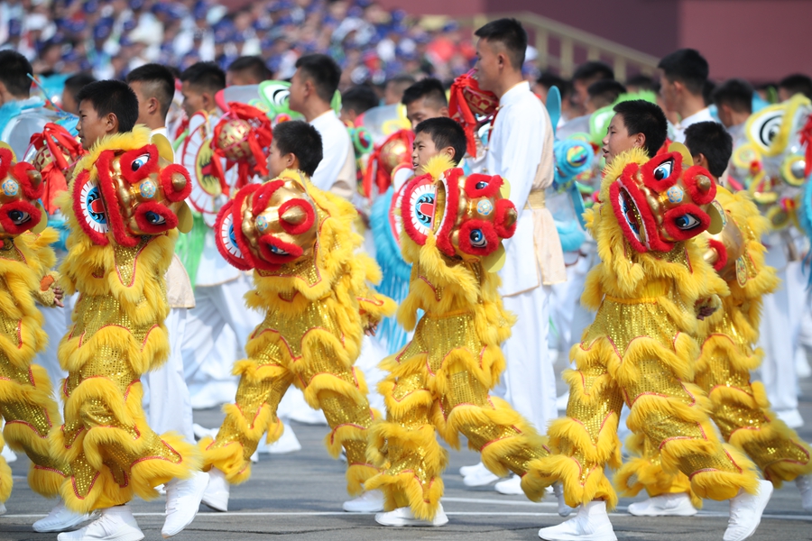 群眾大游行，歡樂的海洋！