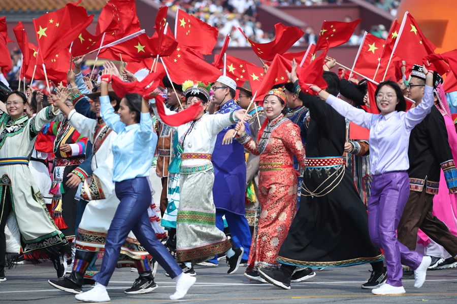 群眾大游行，歡樂的海洋！