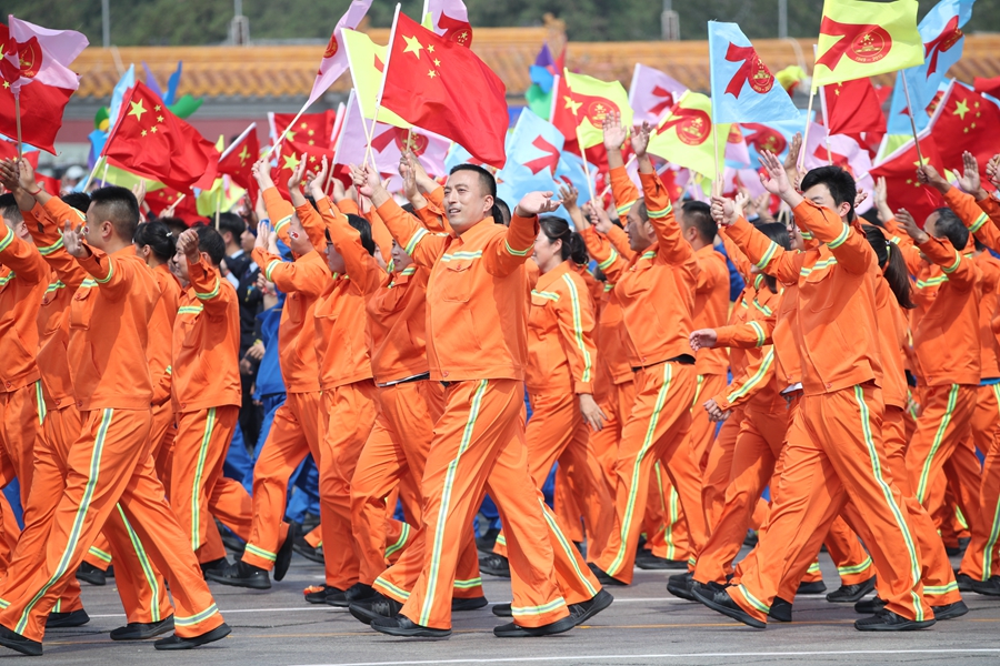 群眾大游行，歡樂的海洋！