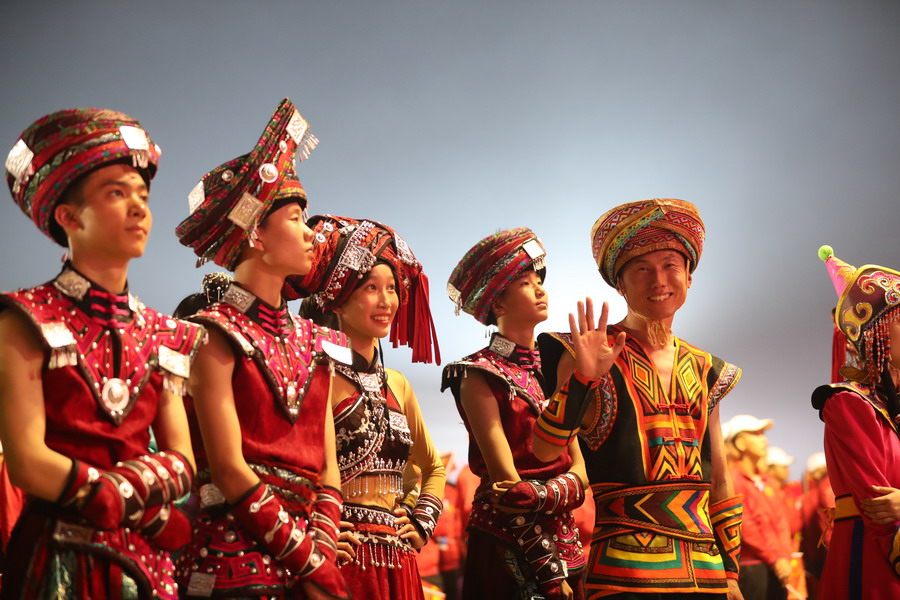 好兒好女好家園，齊心奔小康，共圓中國(guó)夢(mèng)