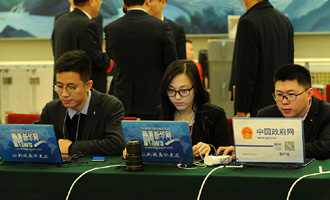 新華網(wǎng)、中國政府網(wǎng)記者在做直播準(zhǔn)備