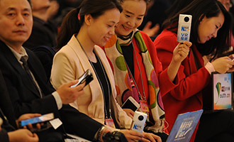 新華網(wǎng)記者用VR報(bào)道總理記者會現(xiàn)場