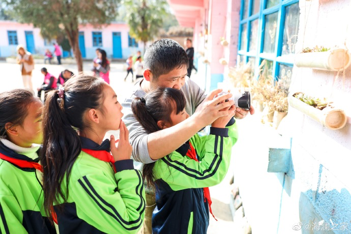 盡管身處大山，塢鉛小學(xué)卻到處都是驚喜，自制插花、獨一無二的石頭畫、杉木墩上的24節(jié)氣圖&hellip;&hellip;孩子們從不缺少發(fā)現(xiàn)美的眼睛。2019年，海瀾之家特別準備了攝影課堂，讓孩子們通過拍照的方式自由地傳達真善美。