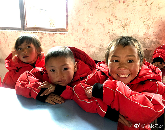 在四川省西南部川滇交界處的大涼山深處，坐落著一所紅旗小學(xué)。每當(dāng)最寒冷的季節(jié)到來，這里的許多孩子們不得不共用一件冬衣御寒。 &ldquo;多一克溫暖&rdquo;與暖流計劃記錄下了孩子們開心的笑臉。這些笑臉，都是&ldquo;多一克溫暖&rdquo;前行中的源源動力。