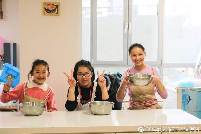 2017年 &ldquo;寒令營&rdquo;團隊從不同角度，為北疆山區(qū)的孩子們打開了一個豐富的世界。來到北京，他們觀看了升旗儀式，參觀了故宮，走進北京海洋館和動物園。這次寒令營，展現(xiàn)在他們面前的是此前從未看到過的世界，意義非凡。