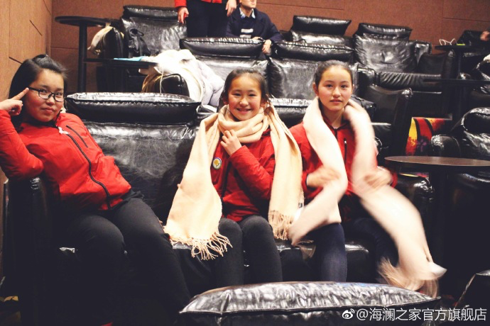 彼時恰逢《尋夢環(huán)游記》上映，&ldquo;寒令營&rdquo;的孩子們一起在電影院觀看了電影，平日里最鬧騰的孩子，在第一次看3D電影時也變得安靜專注。孩子們在這段旅程中增長了見識，一個更豐盛的世界就這樣打開了。