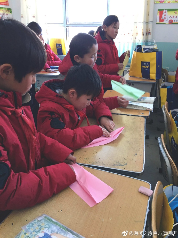 &ldquo;多一克溫暖&rdquo;的志愿者為孩子們帶去承載夢想的手工課，孩子們通過剪紙、畫畫、折紙飛機，讓自己的夢想在手中凝聚，隨紙飛機一起飛向天空，為凜冬帶來五彩斑斕的希望。