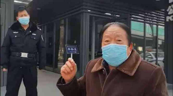 社區(qū)封閉，76歲的他為什么要出來