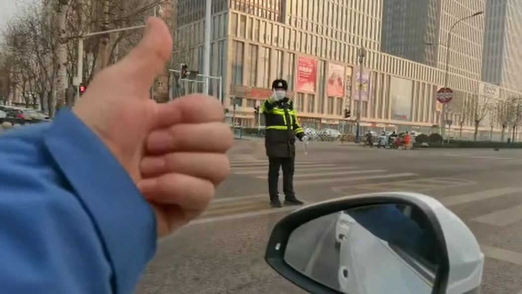 石家莊路人和交警的這個&ldquo;暗號&rdquo;，真暖！