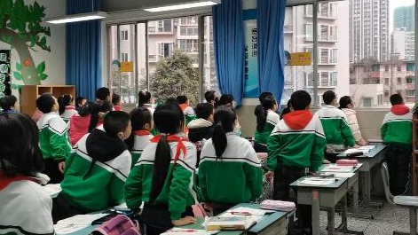 課上到一半，同學(xué)們卻把頭望向了外面！校長(zhǎng)說(shuō)：點(diǎn)贊！