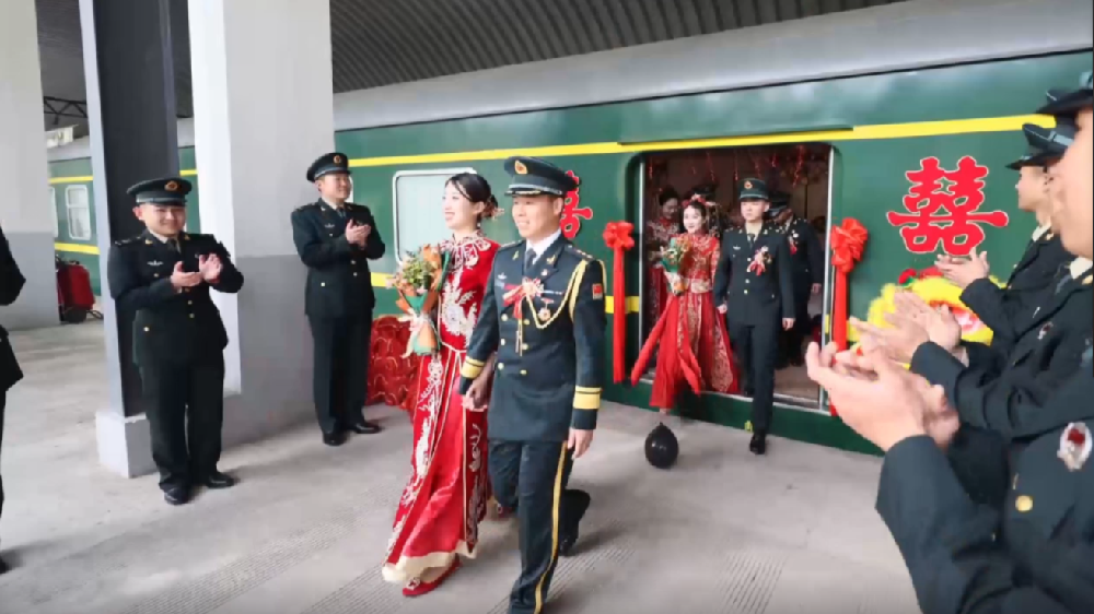 火車當(dāng)&ldquo;婚車&rdquo;，東風(fēng)快遞員最有排面的&ldquo;幸福軍列&rdquo;